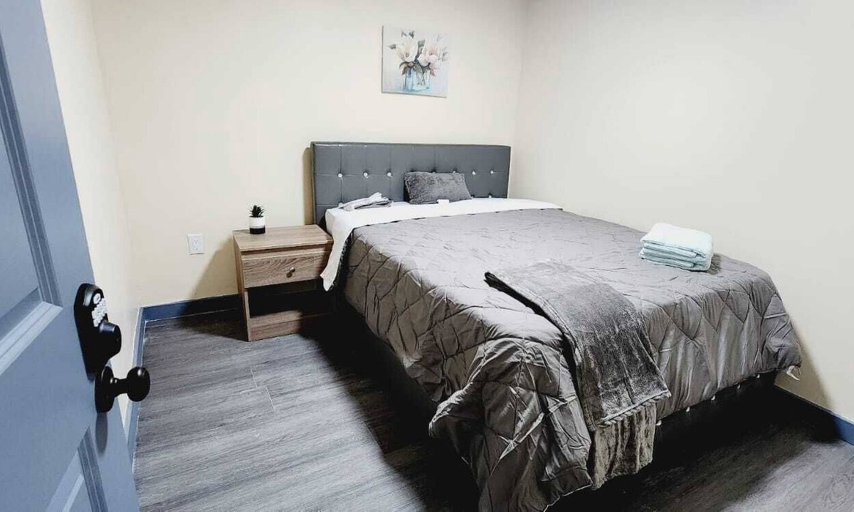 Primos Secane House | #07 Basement Room With Queen Bed + TV in Angora