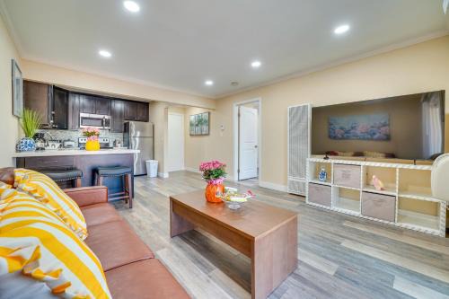 Pleasanton House | 1 Block to Dtwn Pleasanton: Condo w/Pool Access
