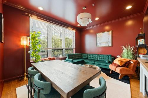 Near West Side Apartment | 1 Free Parking Gym Balcony Sleeps 10
