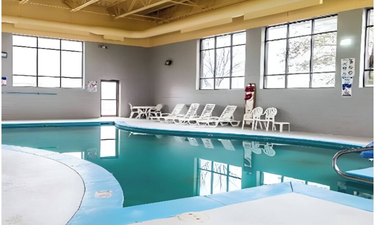 Kalamazoo Hotel | 1 King Bed | Affordable Stay Close to Kalamazoo Attractions - Comfort & Value