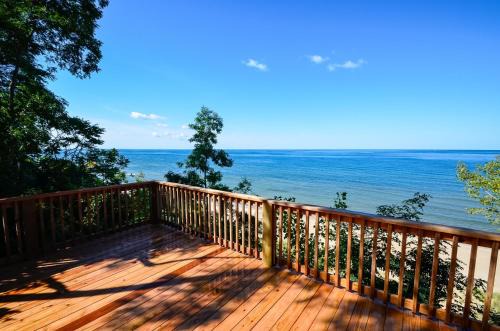 Fennville Villa | 100 private beach frontage on LK MI Hot tub