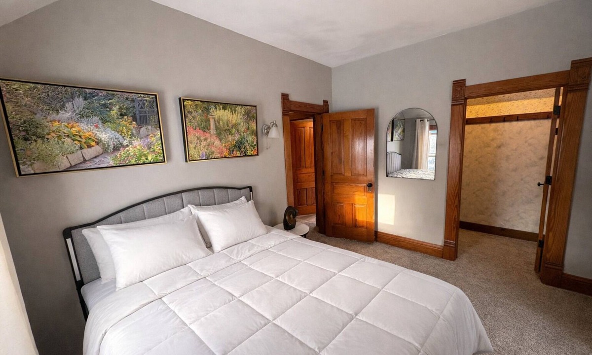 Grand Ledge Apartment | 15 Min to Lansing 2BR In-Unit Washer & Dryer