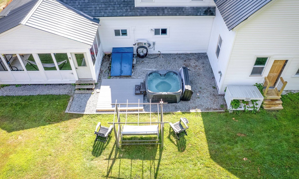 Antrim House | 16+ppl 2 HotTubs Gamerooms FirePit 2 acre backyard