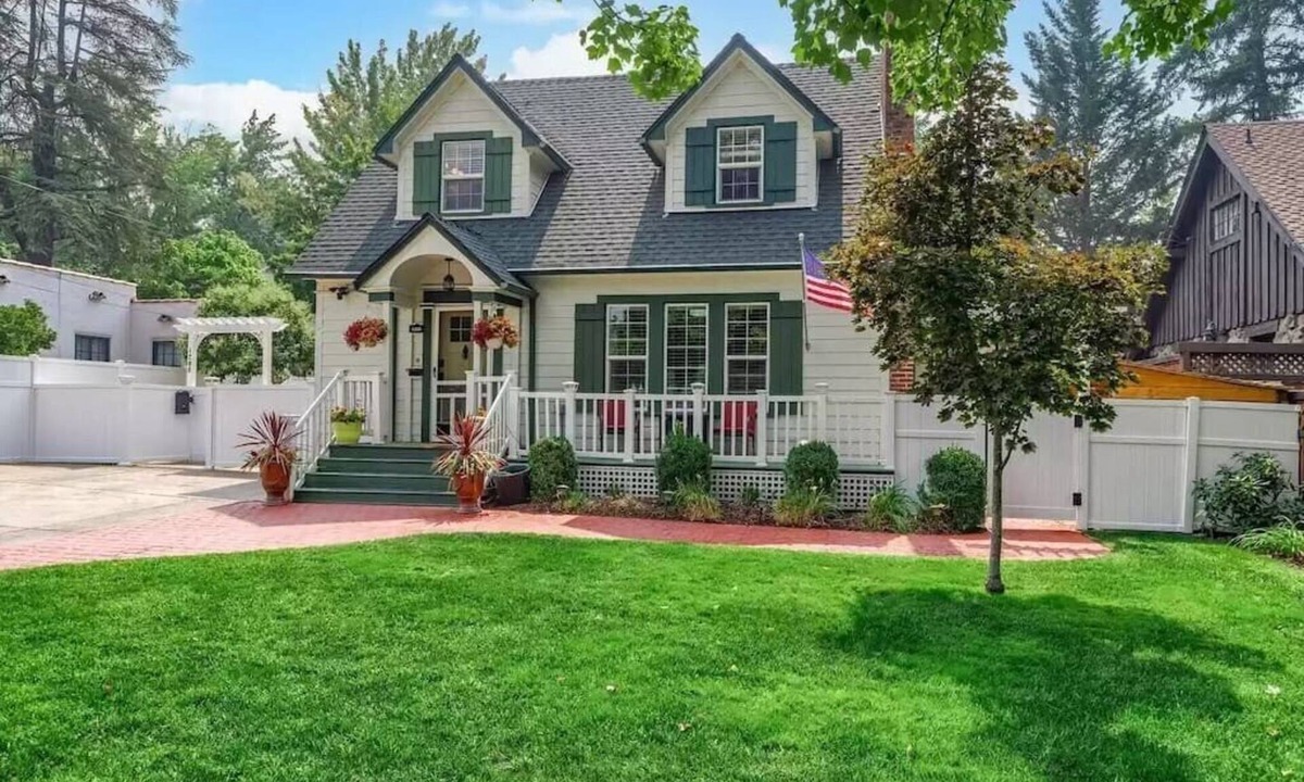 Medford House | 1930s Queen Anne Historic Downtown Retreat