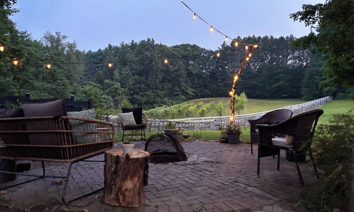 Milford House | 2 Acres of Peace-Walk to Fun- Restaurants, Bars, Shops-River at Back or Property