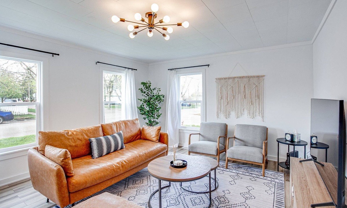 Three Oaks Apartment | 2 BD steps to downtown, 1 block to journeyman & the acorn