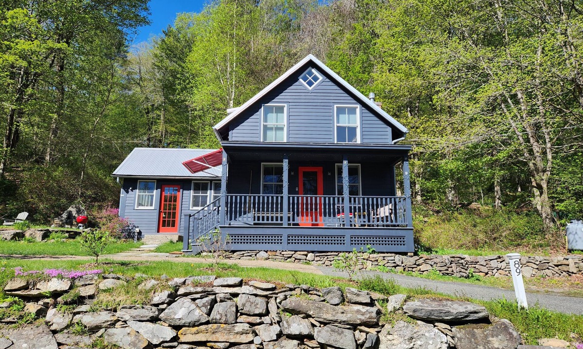 New Marlborough Cottage | 2-bedroom cottage close to hiking and swimming with AC