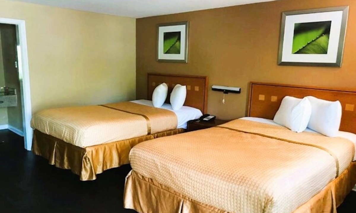 Governor's Walk Hotel | 2 Family Rooms near Railroad Square Art District | Free Parking & Pet Friendly!