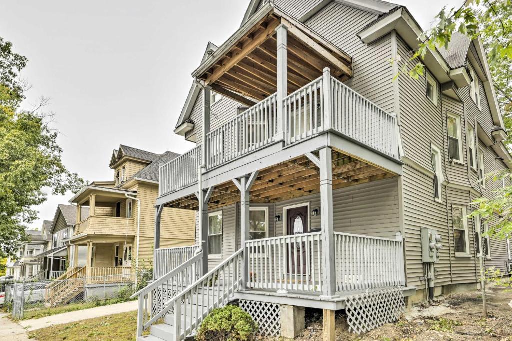 Memorial Square Apartment | 2 Mi to Downtown: Springfield Apt w/Balcony!