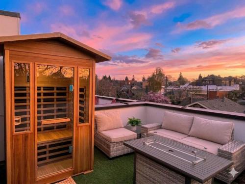 Wallingford House | 2022 Modern 3BR Tesla Charger City Views