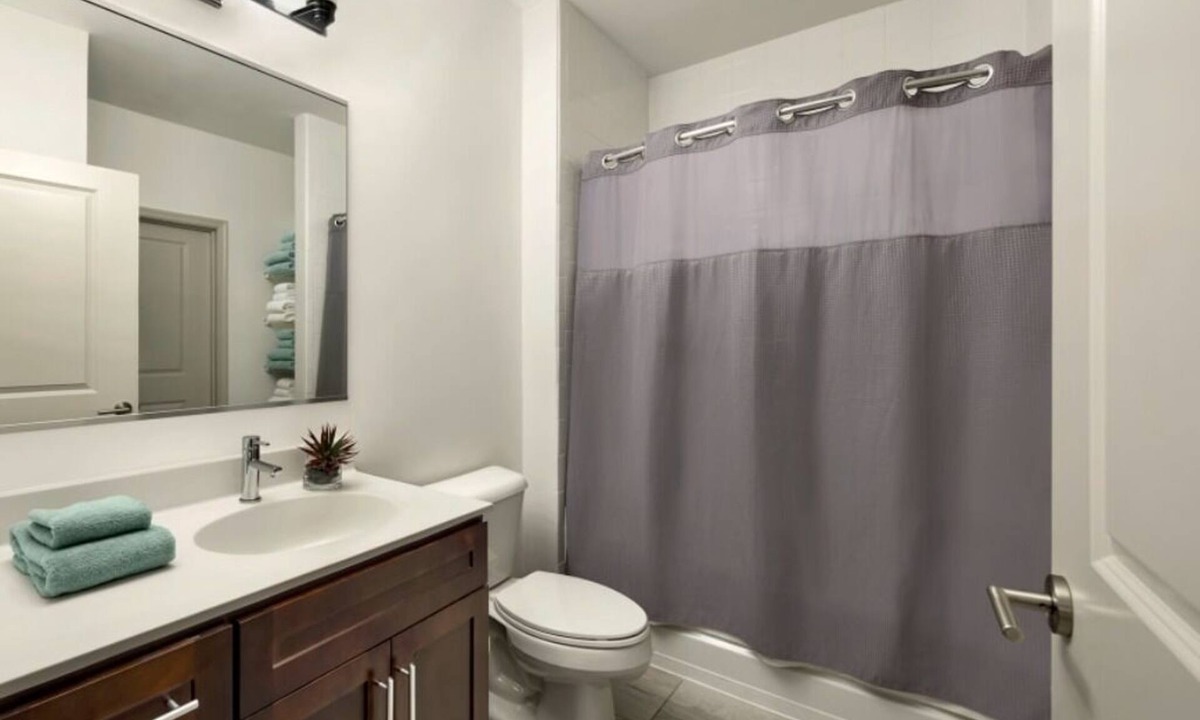 Newtown Square Apartment | 3-Bedroom Apartment - 7-day min. - Background check/Lease Required