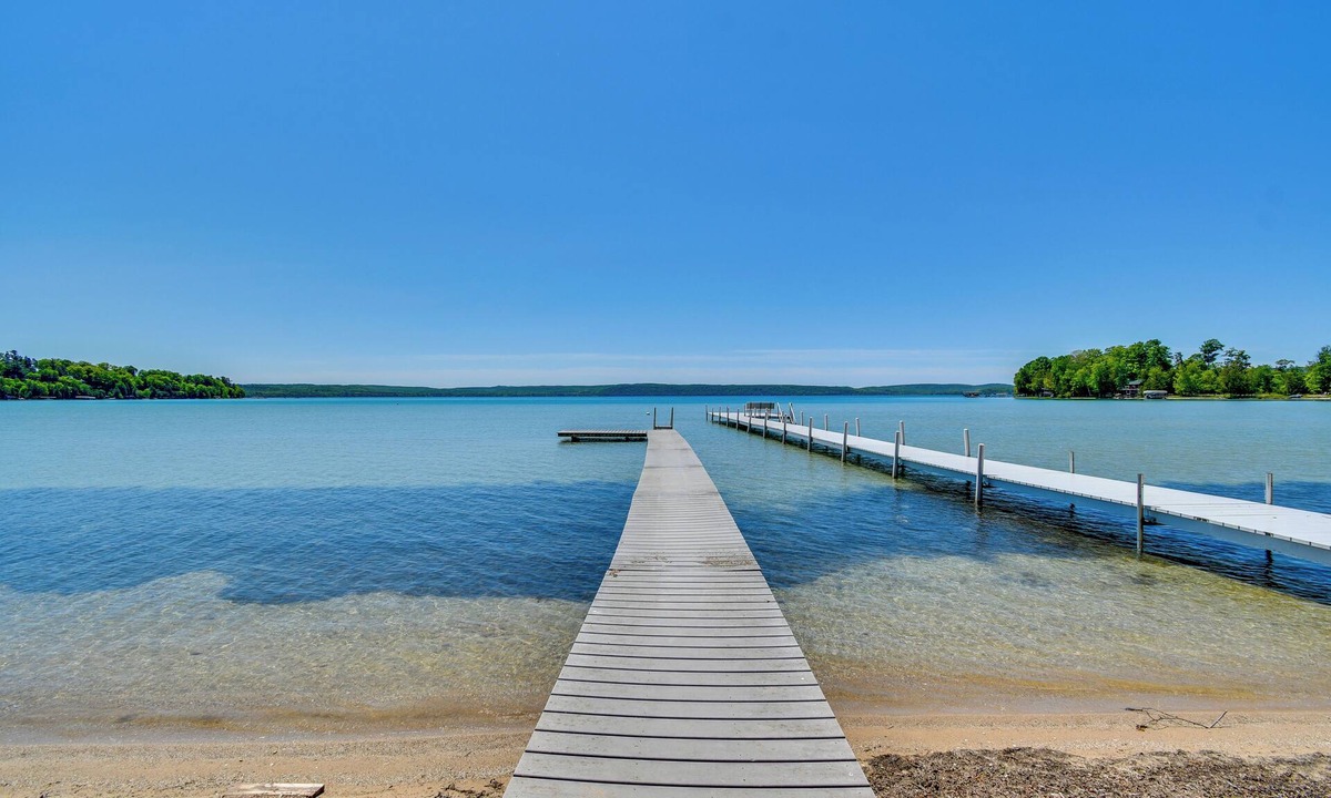 Maple City House | ~ 4,000 Sq Ft Cabin on Glen Lake: Deck & Views!