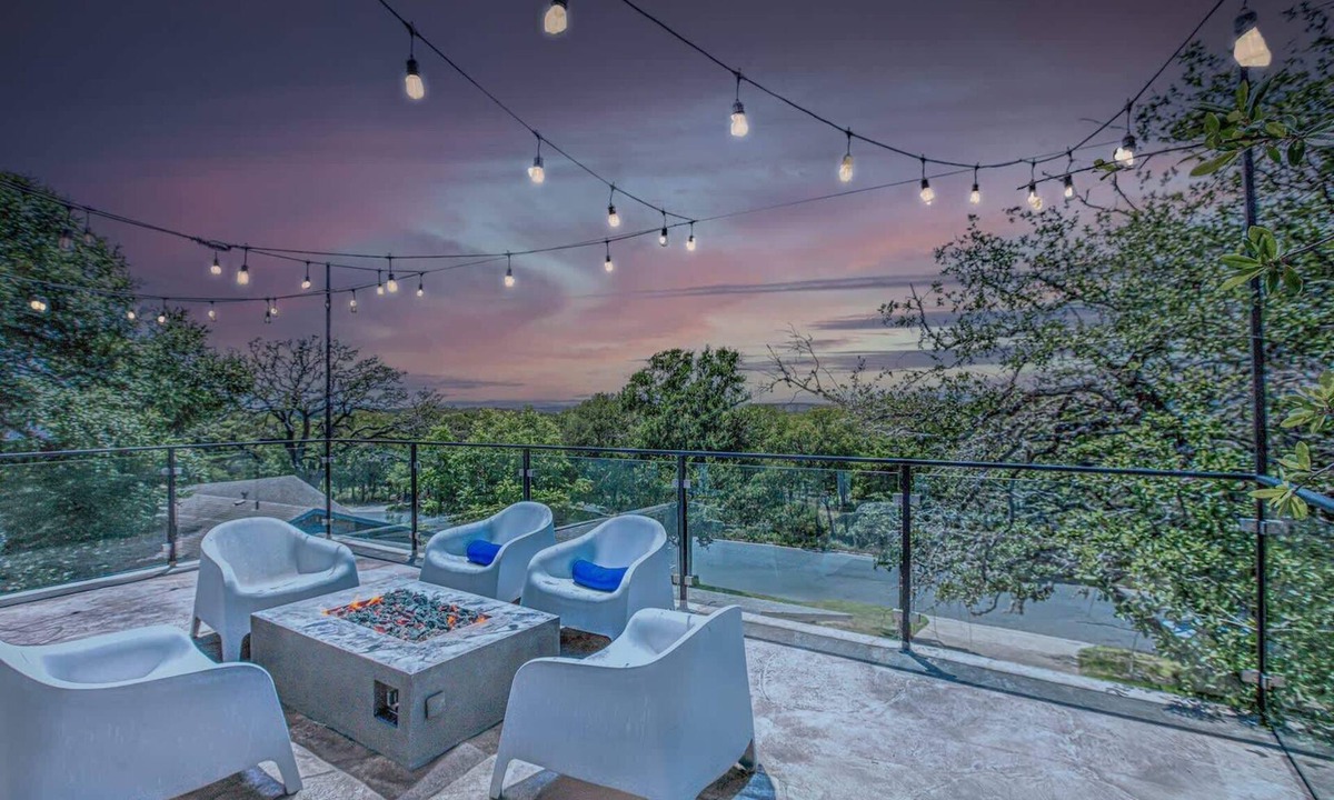Zilker House | 4BR Sleeps 10 BBQ Firepit & Walk To Zilker!