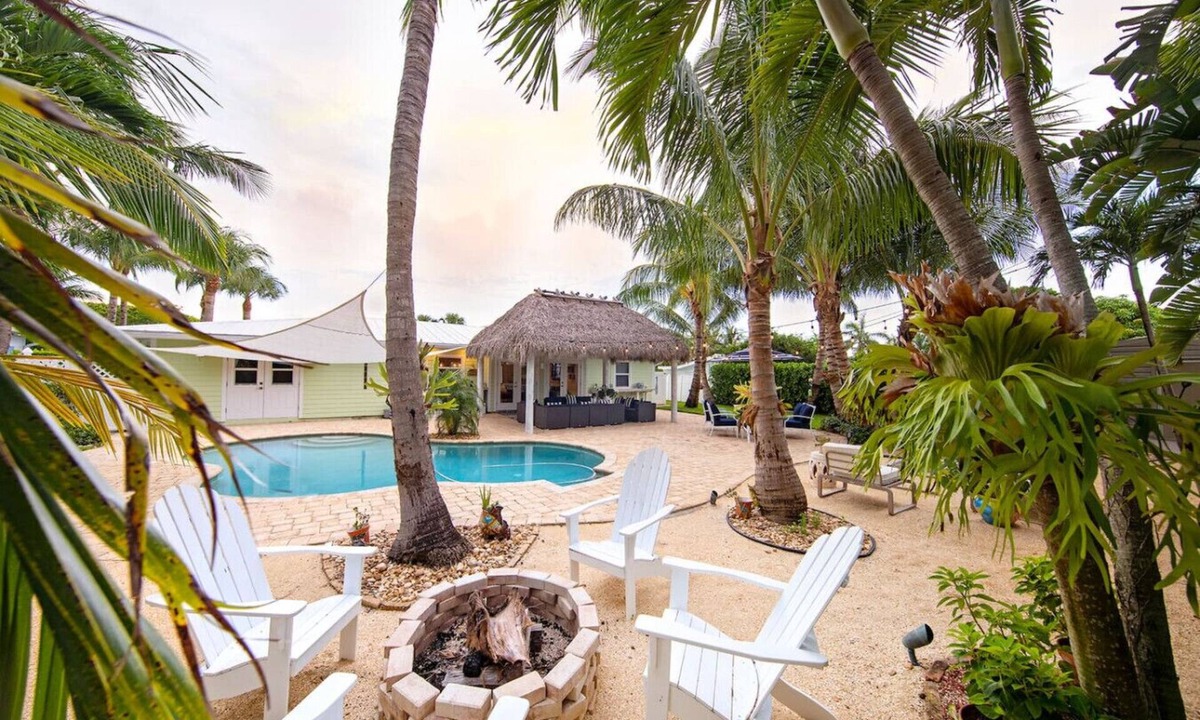 Jupiter House | 5 min from Inlet Lighthouse! Pool home w/Tiki Hut