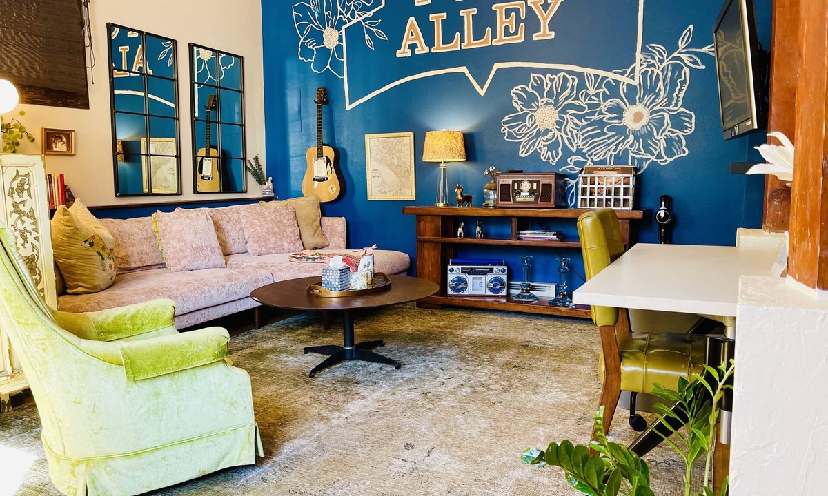 North Beacon Hill Apartment | A PINK DOOR WELCOME near eateries breakfast + parking included