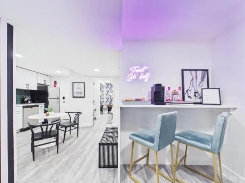 Wrigleyville Apartment | Addison Art Deco Flat