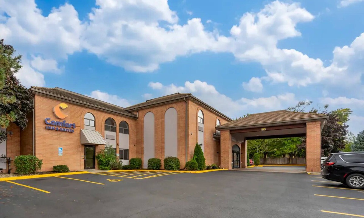 Mundelein Hotel | Affordable Suburban Stay with Breakfast Near Area Shopping - 3 miles Away
