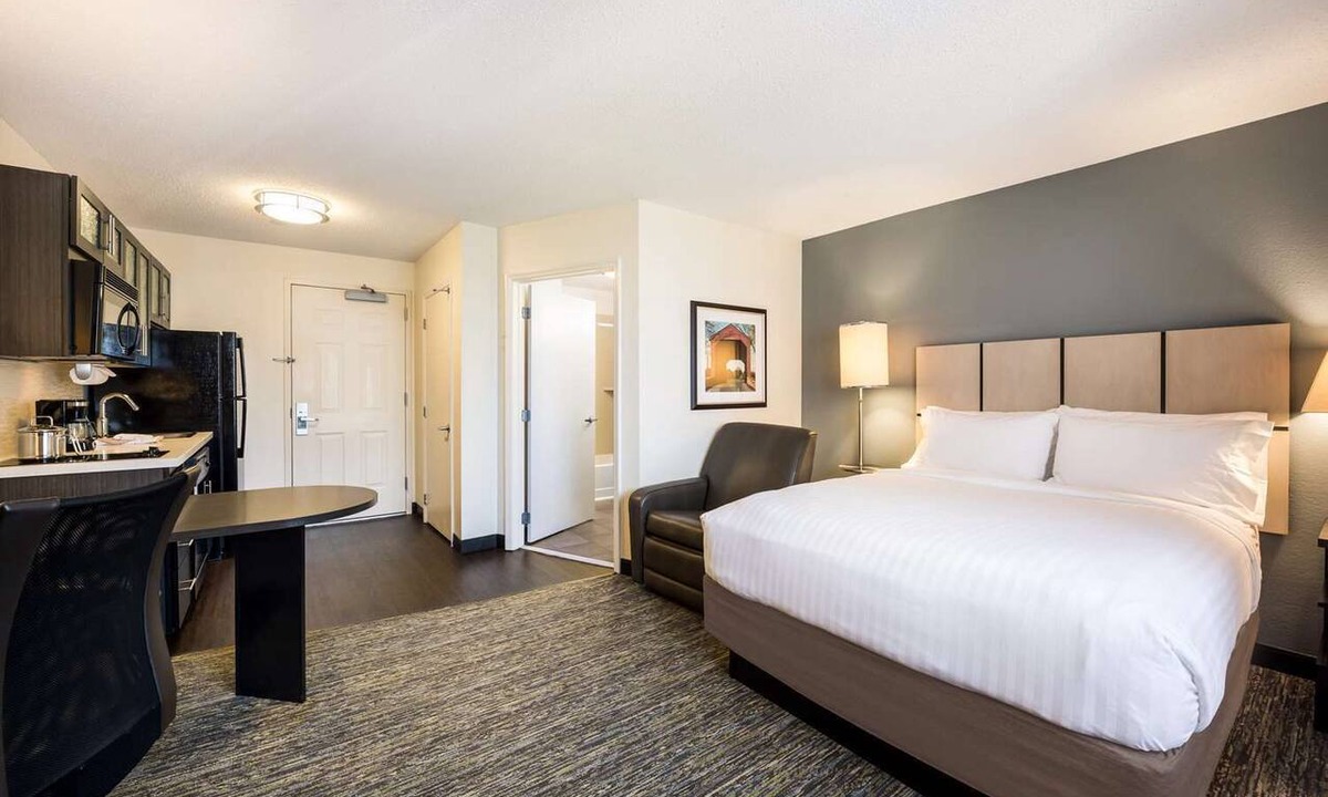 Libertyville Hotel | Affordable Suite w/Full Kitchen – Perfect for Work or Family Stays