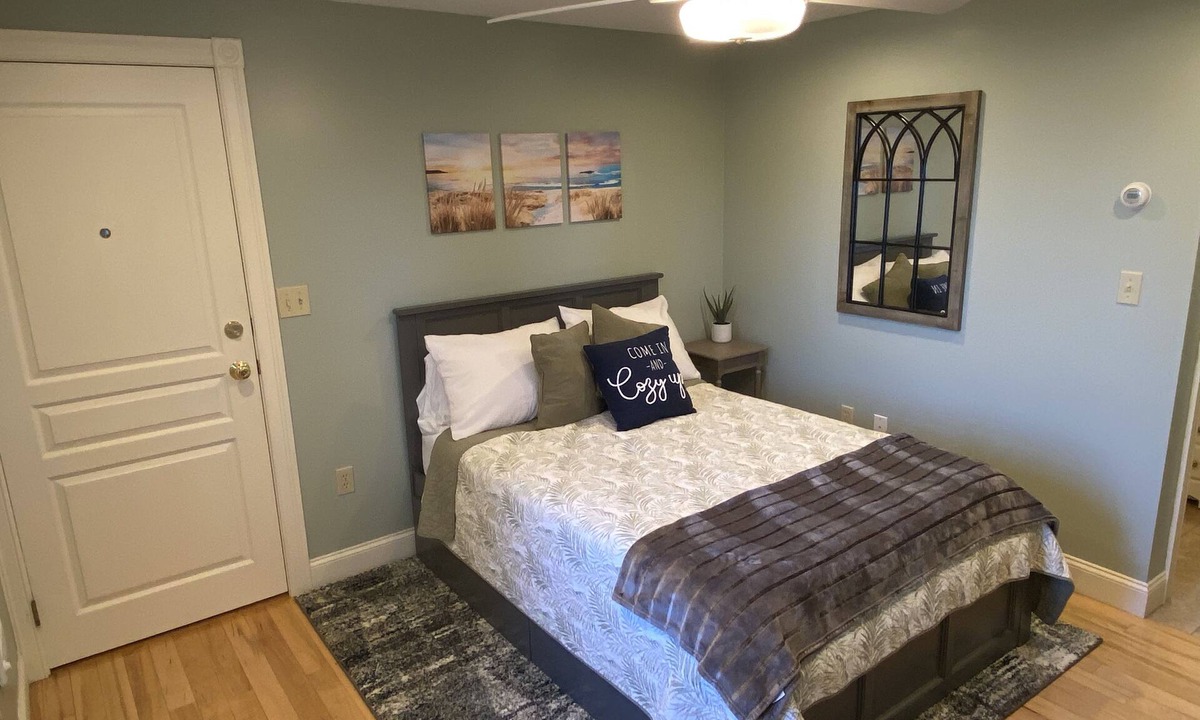 Chiltonville Apartment | Amazing Studio-7 min walk to BID Hosp 15 min to D-town w/W/D, DW MW Jacuzzi tub