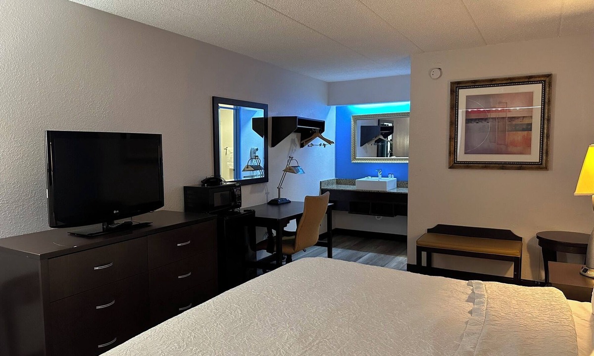 Flint Hotel | American Inn and Suites Bishop