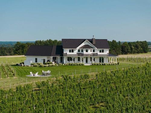 Williamsburg House | Ann Riley Farmhouse - Vineyard by Traverse City