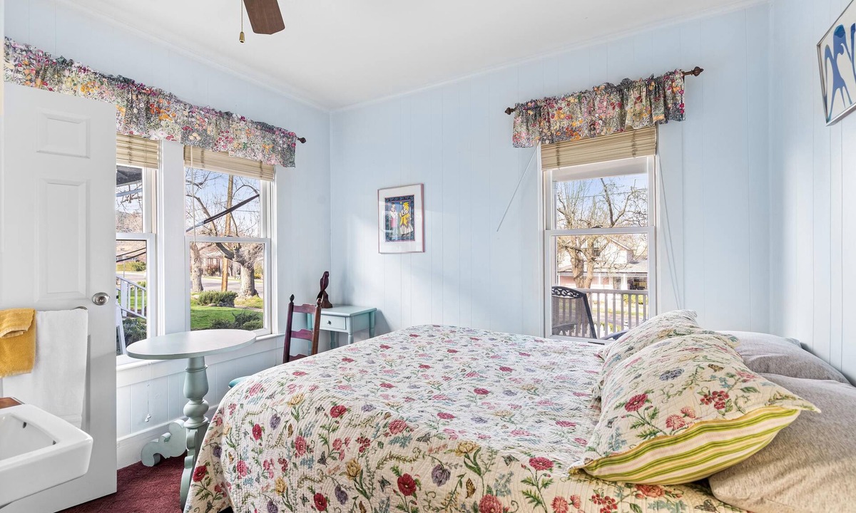 Siskiyou-Hargadine Historic District Apartment | Anne Hathaway, 8 bedrooms, 9 bathrooms, a commercial kitchen and dining room.