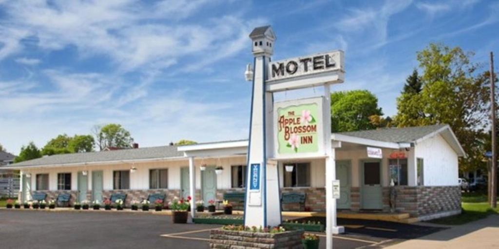 Mackinaw City Hotel | Apple Blossom Boutique