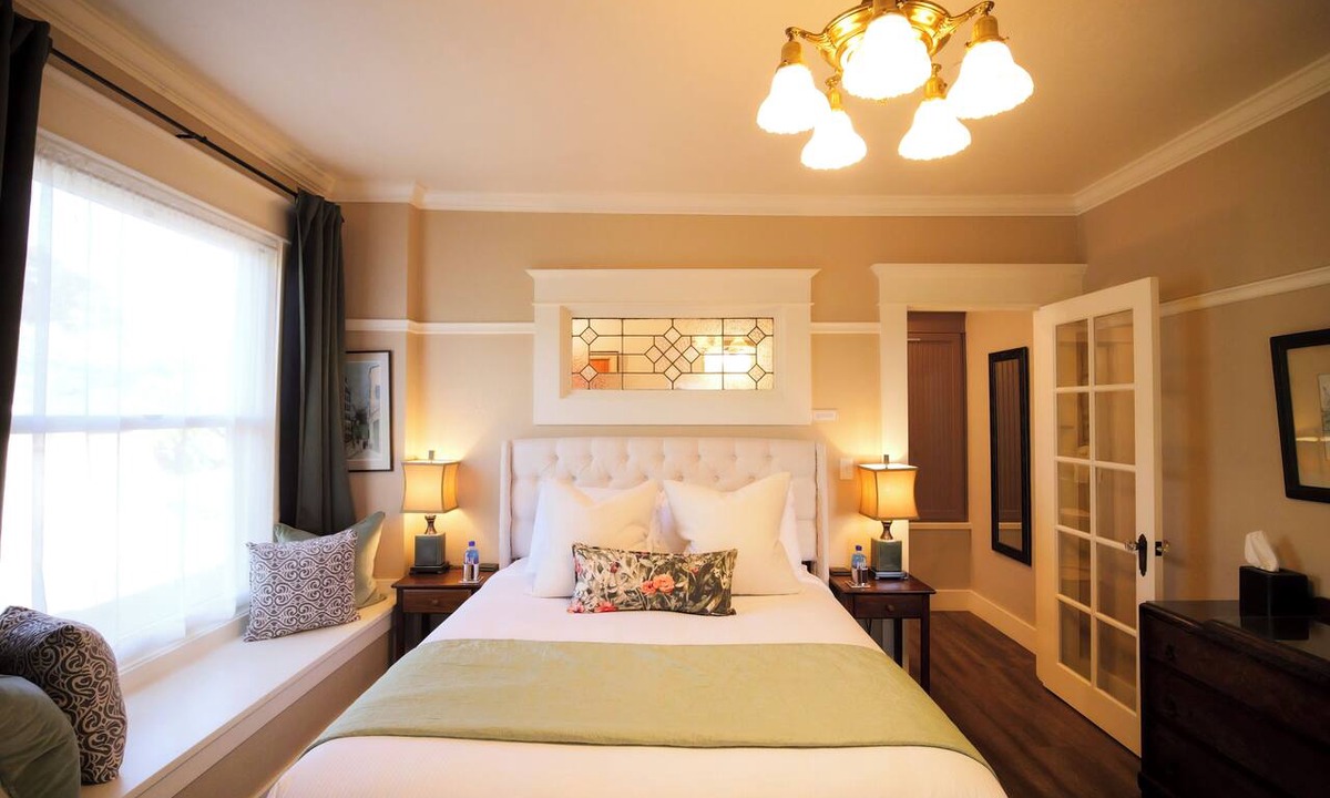 Siskiyou-Hargadine Historic District Apartment | Ashland Group Retreat! The RedTail Inn offers 3 full suites within one booking, sleeping up to 12. Great location for the Shakespeare Festival. Ample space for your large family or friend group.