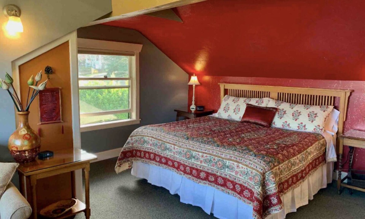 Siskiyou-Hargadine Historic District Bed & Breakfast | Ashland's Premier Eco-B&B: King Bed Suite with Mountain Views (Aerie)
