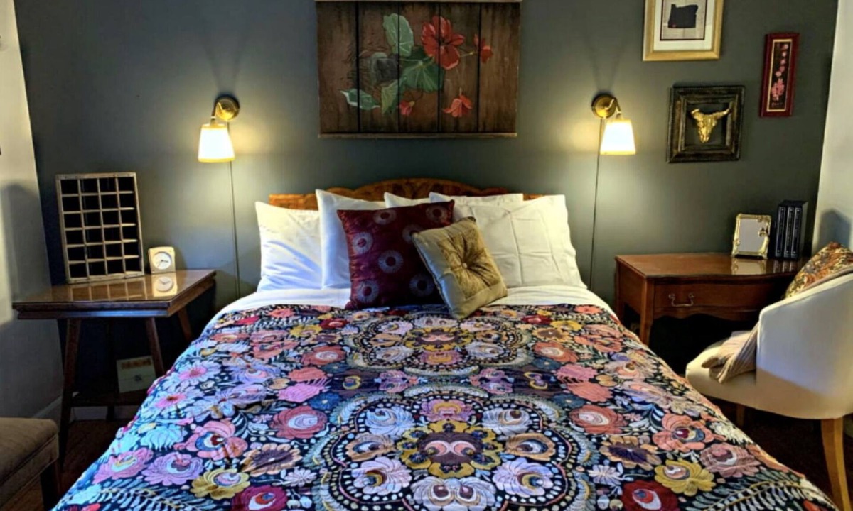Siskiyou-Hargadine Historic District Bed & Breakfast | Ashland's Premier Eco-B&B: Dog-friendly Queen Bed Room with Separate Entrance (Rosette)