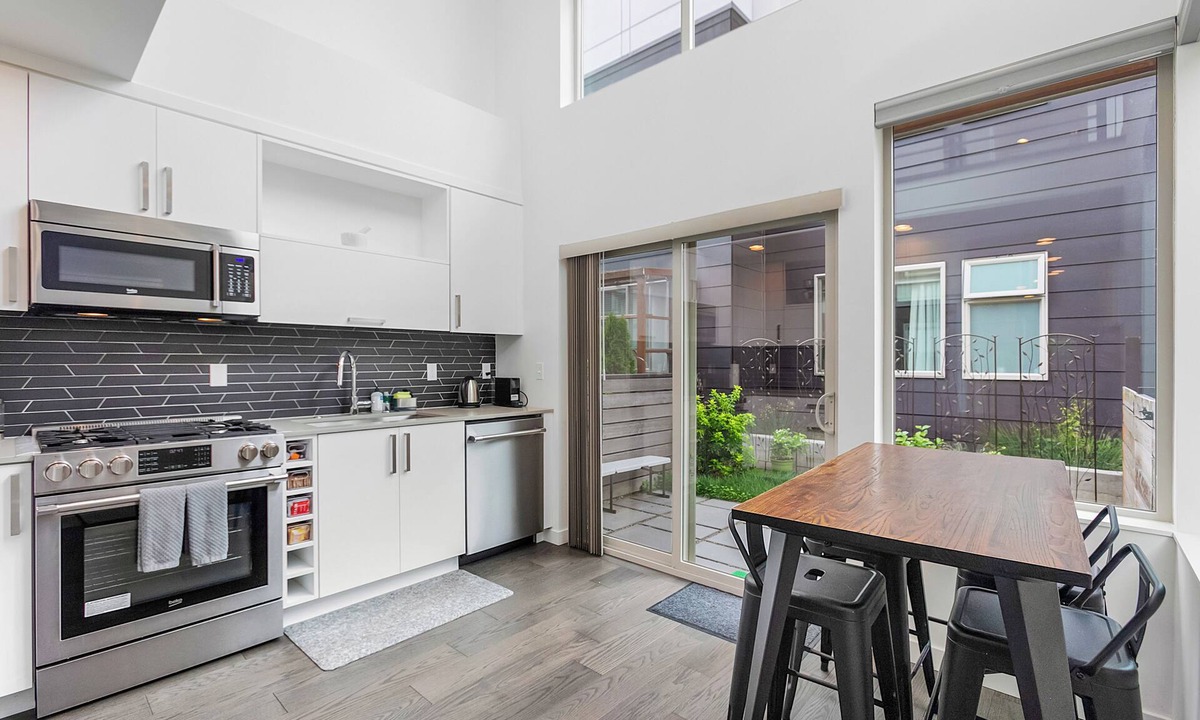 North Beacon Hill Apartment | Autumn Leaves in Jefferson Park