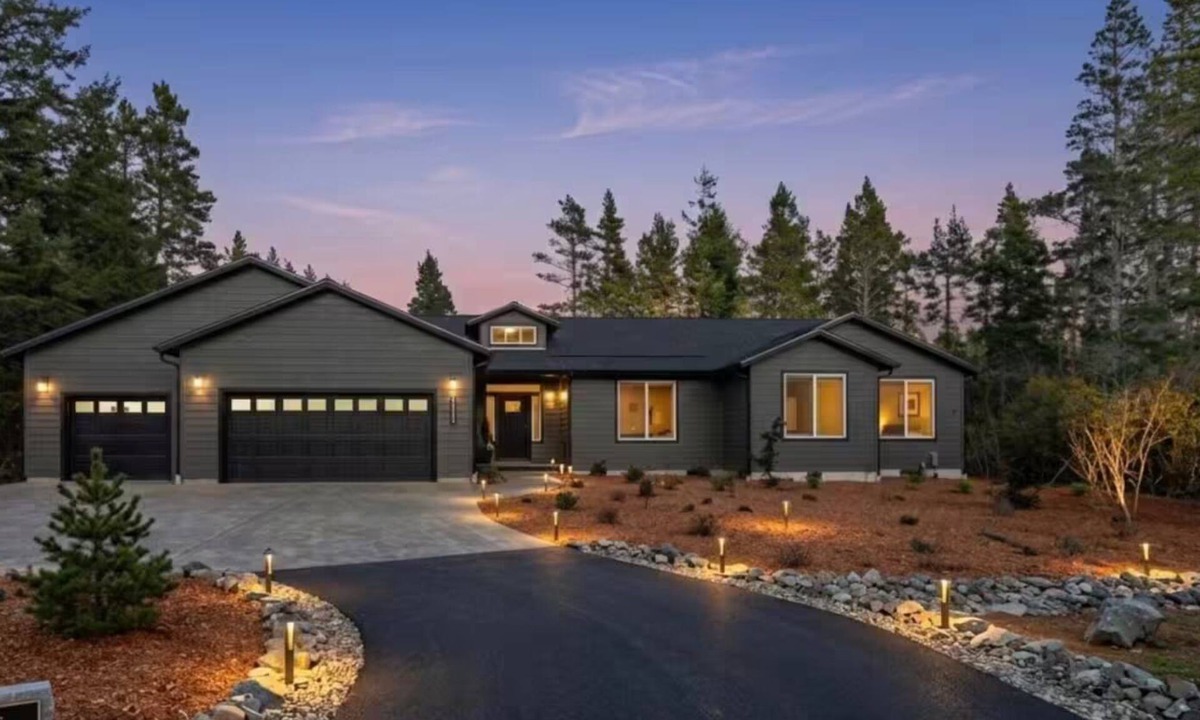 Bandon House | Bandon's Trail House, 2 minutes to Bandon Dunes Golf Resort, Hot Tub, Fire Pit