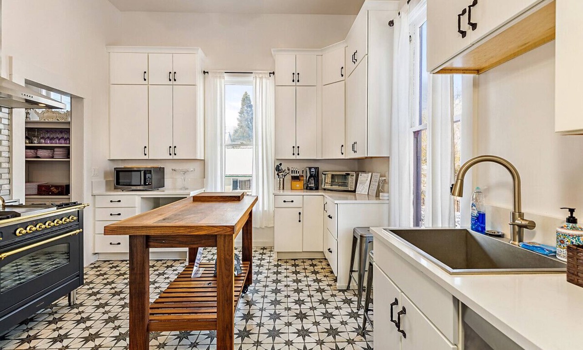 Ashland House | Barclay Klum House | Walk to Downtown | Soaking Tub & Gourmet Kitchen
