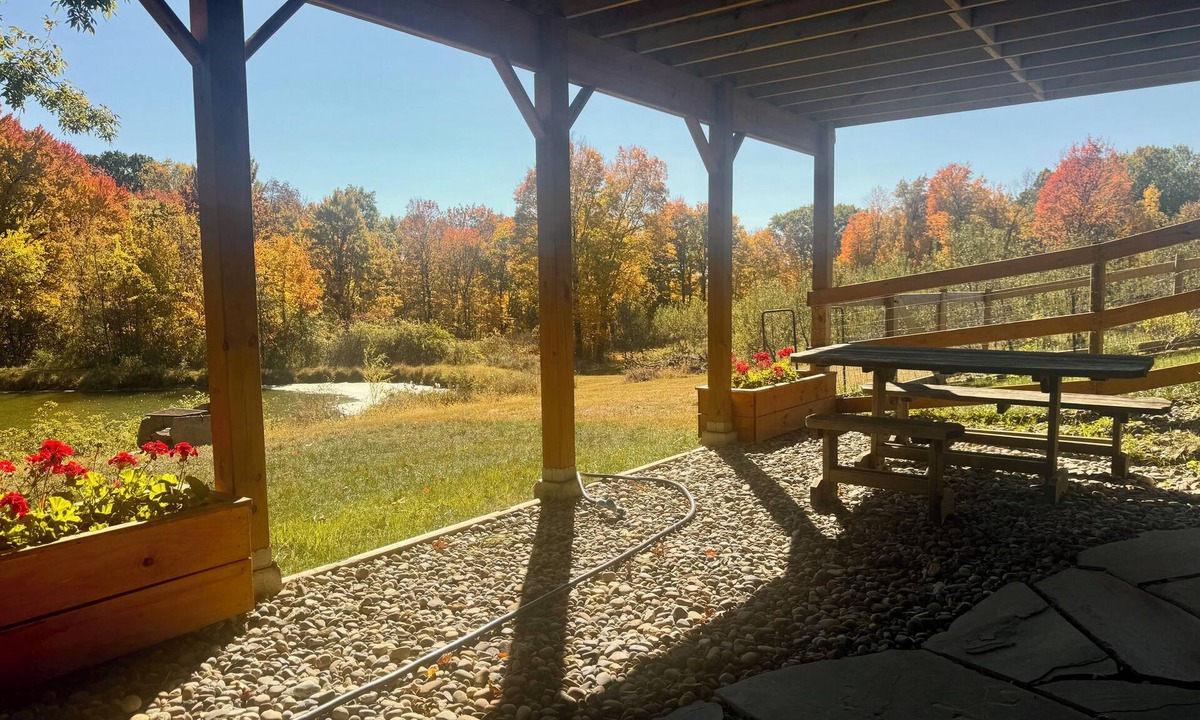Marlboro House | Beautiful 1-bedroom apartment overlooking a pond on a 10 acre farm.