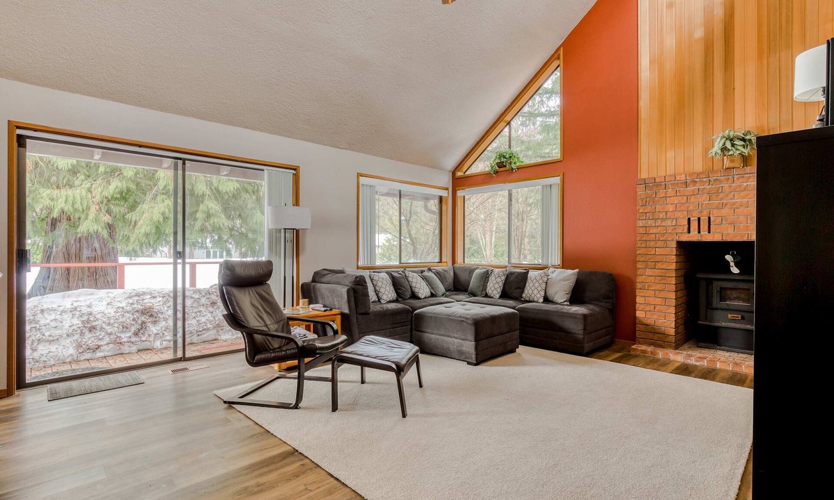 Welches House | Beautiful golf-course-view home with pool & tennis access, private hot tub & W&D