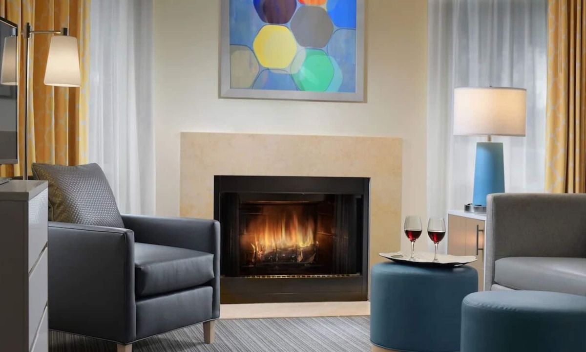Highland Hills House | Best Place to Stay in Lombard! Free Parking, Pets Allowed
