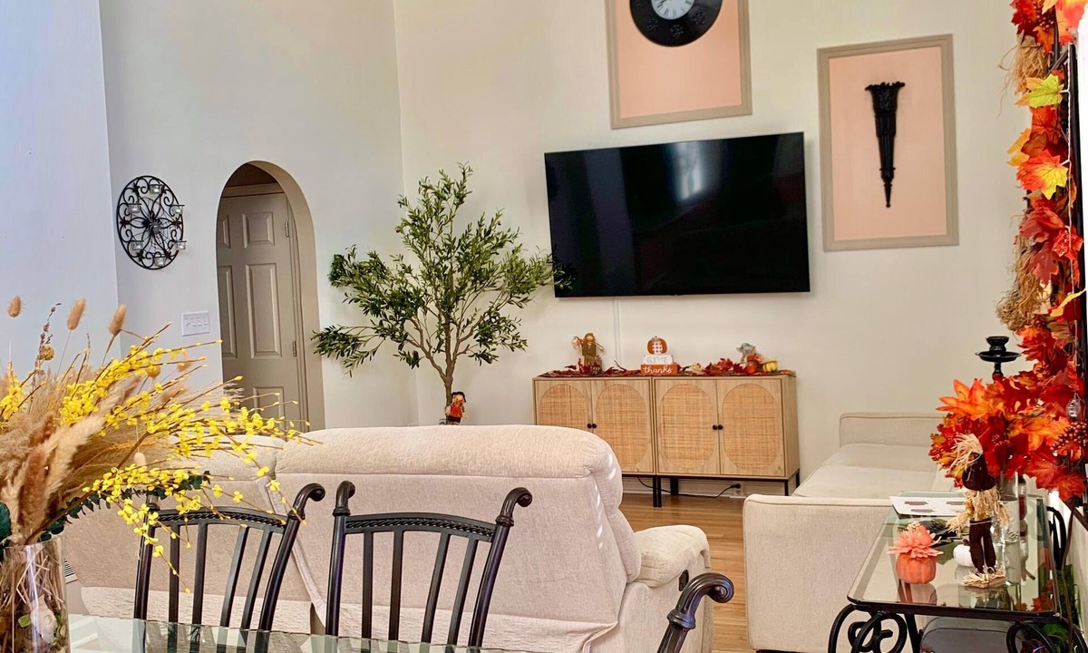 Canonsburg House | BIG House + In-Law Suite + High Ceilings + Spacious & Cozy - Close To Everything