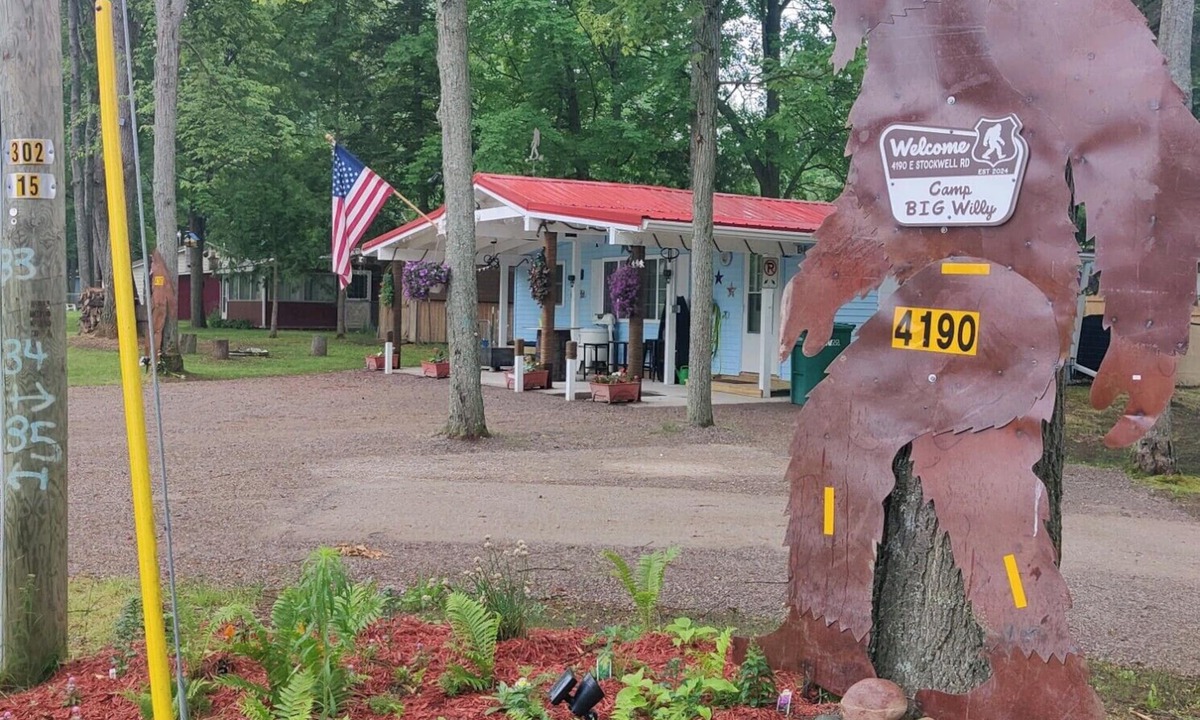 Harrison Cabin | Bigfoot themed cottage. Dog friendly!