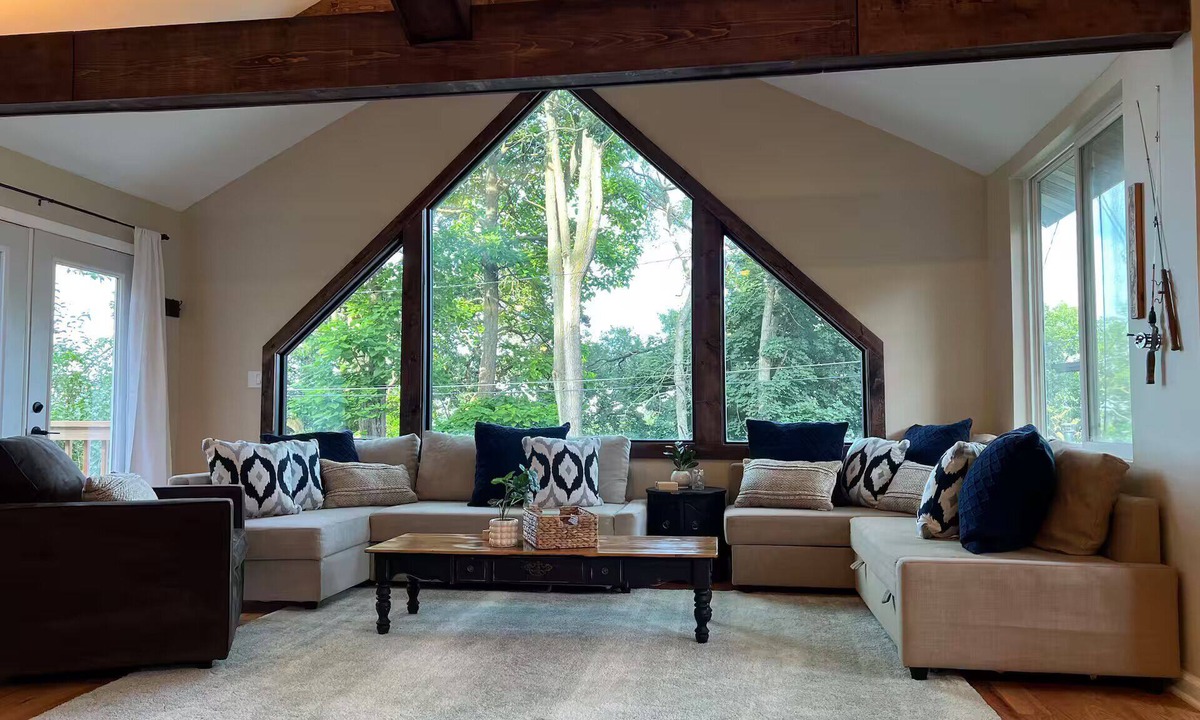 Newville House | Blue Lakeview Home