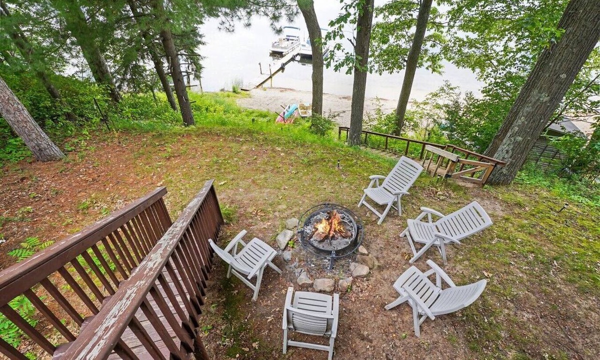 Lake House | Bluff Lake Waterfront w Dock, Kayaks & Fire Pit