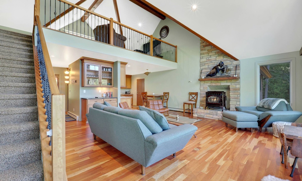 East Jordan House | Boater's Paradise | Lake Charlevoix Island| Private 60' Dock | Dog Friendly!