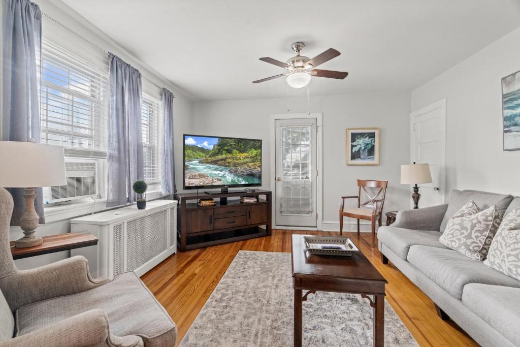 Bryn Mawr Apartment | Bryn Mawr GemBalconyDedicated Parking50TV