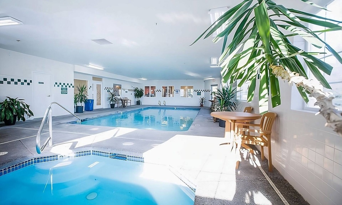 McMinnville Hotel | Budget-Friendly Accommodation in Red Lion McMinnville! On-site Pool!