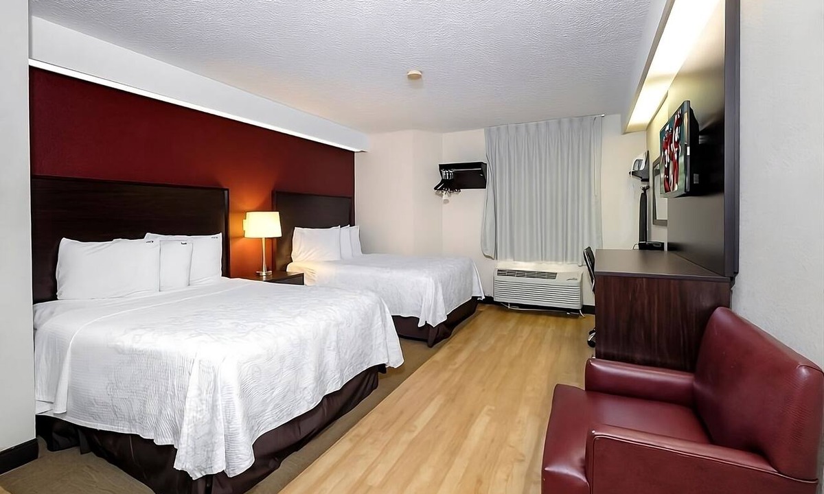 Palm Coast Hotel | Budget-Friendly Suites Close to Florida Agricultural Museum w/Pool & Hot Tub!