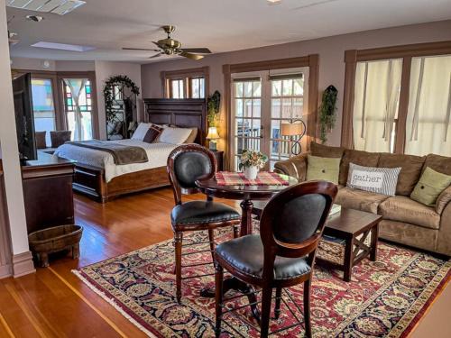 Jacksonville House | California Cottage: Downtown