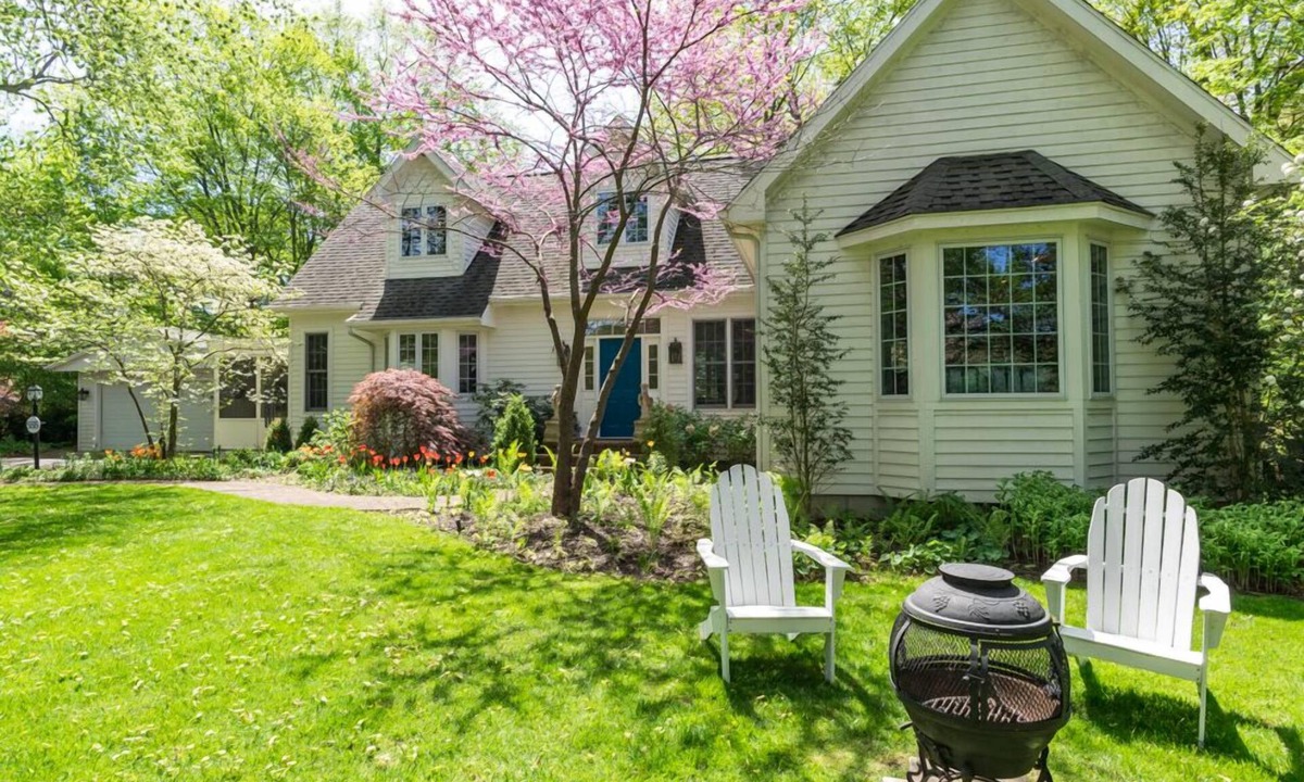 Saugatuck House | Call Me Francis - Walking distance to local shops, bars, and restaurants!