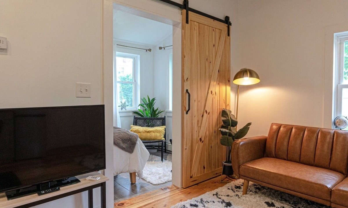 Lincoln Park House | Campfire Cottage: Fireplace, fire pit & no chores!