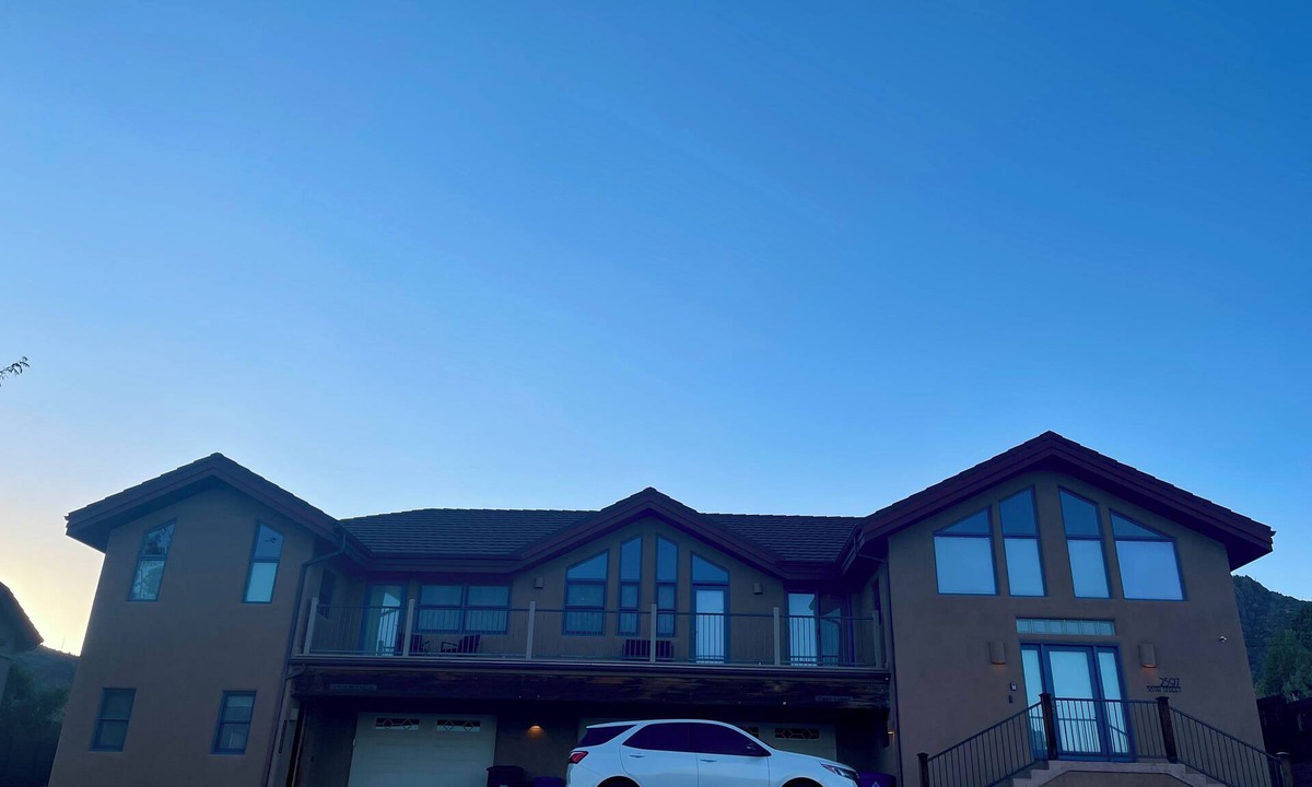 Los Alamos House | Casa Luna - Executive Lodging with Mountain Views ~5 min from LANL