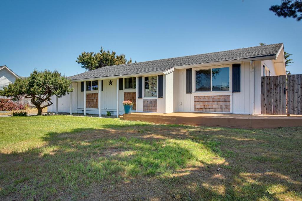Bandon House | Central Bandon Retreat w/Deck < 1 Mi to Beach!