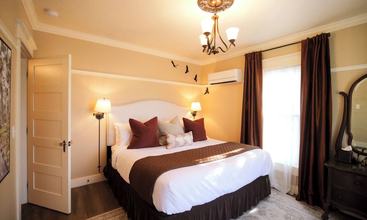Siskiyou-Hargadine Historic District Apartment | Charming 1 BR Orliena Suite in historic downtown Ashland, OR. Walk to the Oregon Shakespeare Festival, shops, and dining. Features a kitchenette, plush queen bed, and shared hot tub access. Dog friendly!